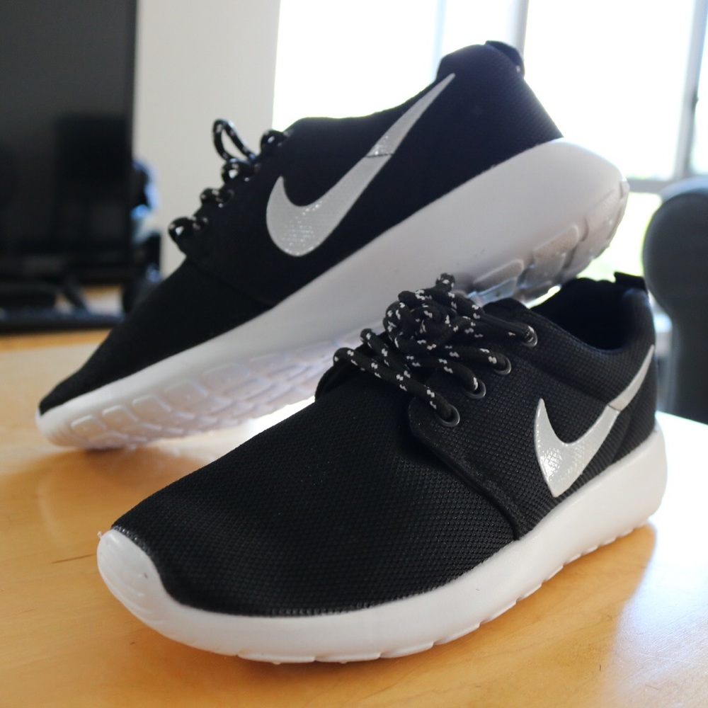 NEW NIKE ROSHE RUN